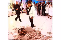 Nam ca sĩ chúc mừng đám cưới mẹ ruột theo cách "gây sốc"