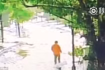 Con làm mất điện thoại, bà mẹ ra tay trừng phạt ghê rợn