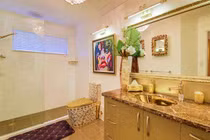 Ngắm ngôi nhà dát vàng từ cổng vào tới toilet