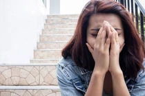 Nhìn mẹ chồng khổ sở bên mâm cơm, tôi không kìm được nước mắt