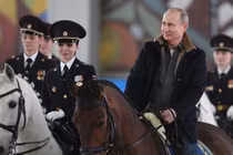 Video: Ông Putin cưỡi ngựa cùng các nữ cảnh sát xinh đẹp nhân ngày 8/3