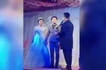 Thầy giáo cất giữ lá thư tình suốt nhiều năm rồi trả cô dâu chú rể