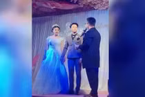 Thầy giáo cất giữ lá thư tình suốt nhiều năm rồi trả cô dâu chú rể