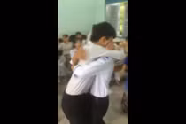 2 nam sinh đứng giữa lớp công khai tỏ tình rồi ôm chầm lấy nhau