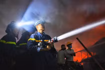 Video: Hơn 5 giờ chiến đấu với giặc lửa tại Công ty bóng đèn Rạng Đông