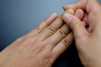 Nắm chặt ngón tay 5 giây, biết ngay lục phủ ngũ tạng có bệnh hay không