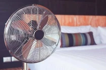 5 thói quen khi dùng quạt vào mùa hè cực kỳ nguy hại