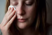 7 cách rửa mặt sai cách gây hại da