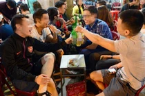 Đi nhậu 2 lần/ tuần: Không thích hợp với đàn ông Việt!