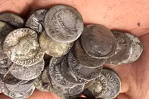 Tìm được kho báu 600 đồng xu cổ La Mã trên ruộng