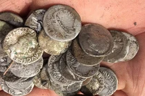 Tìm được kho báu 600 đồng xu cổ La Mã trên ruộng