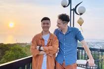 Chuyện tình xuyên biên giới ngọt lịm của thầy giáo Việt và trai Tây