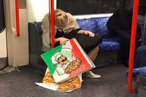 Chùm ảnh hài hước chứng minh điều gì cũng có thể xảy ra trên tàu điện