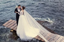 Cặp đôi yêu xa, cứ mỗi lần gặp nhau là bật khóc