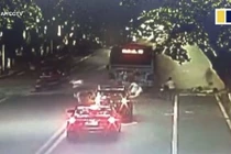 Video: Xe buýt phát nổ giữa phố, hành khách văng ra ngoài