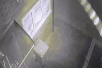 Video: Khỏa thân cầm gậy “lao như bay” ra khỏi nhà bắt trộm