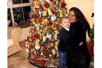 Không đủ tiền đi chơi, bà tự tay làm cây thông kỳ diệu tặng các cháu