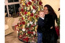 Không đủ tiền đi chơi, bà tự tay làm cây thông kỳ diệu tặng các cháu