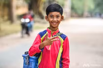 Video: Cậu bé bán rong Campuchia nói 16 thứ tiếng giờ ra sao?