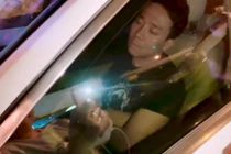 Trấn Thành mệt mỏi ngủ gục trong ô tô vì chuyện gia đình?