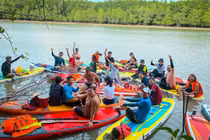 Bạn trẻ TP. HCM hào hứng với chèo thuyền SUP