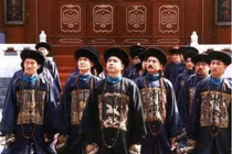 Khi yết kiến vua, vì sao các quan đại thần thường phất hai ống tay áo?