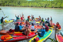 Bạn trẻ TP. HCM hào hứng với chèo thuyền SUP