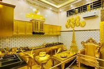 Ngôi nhà dát vàng từ ngoại thất đến cả chiếc bát ăn cơm