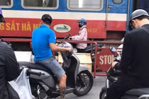 Hành động của cô gái khiến cả phố bức xúc “nín thở” theo dõi