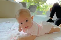 Con gái Hà Hồ nở nụ cười khiến dân mạng đứng hình