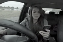 Cái chết bất ngờ đến từ thói quen dùng điện thoại khi ra đường