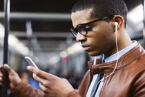 Video: Samsung thừa nhận Apple đã đúng khi 'khai tử' giắc cắm tai nghe