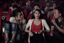 "Thánh nhọ" gặp đúng gái vô duyên nói không nghỉ trong rạp phim