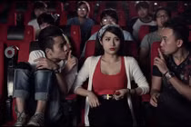 "Thánh nhọ" gặp đúng gái vô duyên nói không nghỉ trong rạp phim