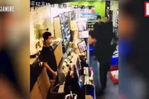 Video khách TQ dùng mã tấu và nước sôi hành hung chủ cửa hàng