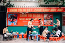 Quán ăn trai đẹp 6 múi cởi trần bên lề đường Hà Nội gây xôn xao