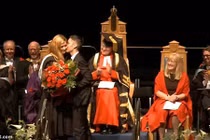 Đang làm lễ tốt nghiệp, bất ngờ "bị" bạn trai cầu hôn