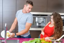 Mùng 8 tháng 3 anh em hãy "xông pha" làm... việc nhà