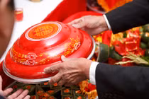 Bố vợ đập bàn ghế vì lời đề nghị của thông gia