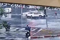 Video: Vượt đèn đỏ, ô tô 5 chỗ bị Mercedes GLC đâm nát đầu