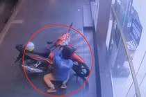 Video: Trộm bẻ khóa, lấy xe máy trong "một nốt nhạc" ở Sài Gòn