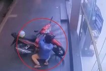 Video: Trộm bẻ khóa, lấy xe máy trong "một nốt nhạc" ở Sài Gòn