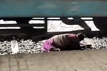 Video: Giây phút bà cụ thoát chết dưới gầm tàu nhờ phản ứng nhanh