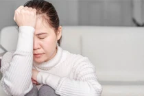 Dỗ dành con ngủ xong, rồi ứa nước mắt nhìn mâm cơm chồng phần