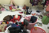 Ảnh của cô gái vô tư ngủ giữa "bãi rác" khiến dân mạng choáng váng