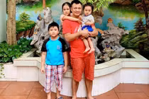 NSND Tự Long hiếm hoi khoe ảnh đầy đủ cả 3 con