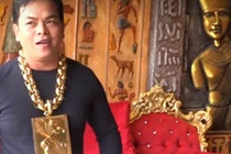 Video: Cơ ngơi dát vàng của 'đại gia' đeo 13kg vàng cổ vũ tuyển Việt Nam