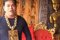 Video: Cơ ngơi dát vàng của 'đại gia' đeo 13kg vàng cổ vũ tuyển Việt Nam