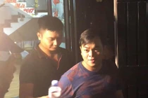 Hành động gây sốc của Phúc XO khi bị công an dẫn giải lên xe