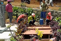 Thi thể bé gái 6 tháng tuổi trong bọc vải ven đường